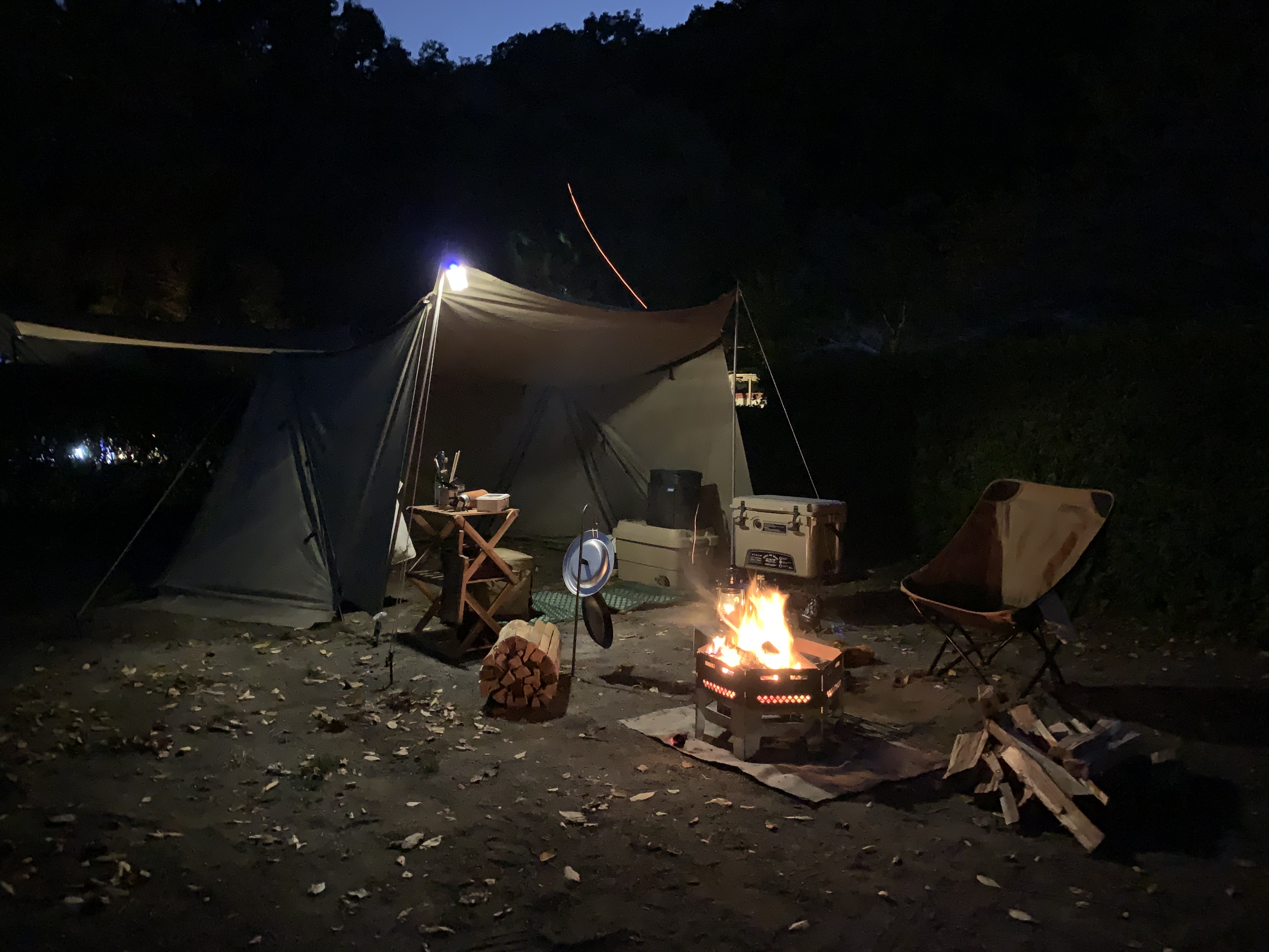 夜のオートキャンプ場